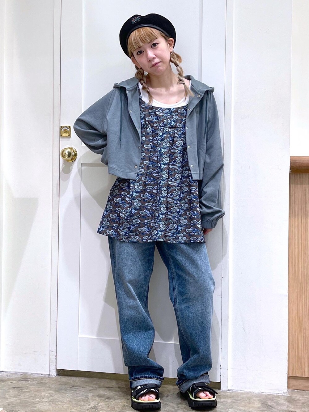 グリーン系のカーディガン/ボレロ、ブラウン系のチュニック、ホワイト系のタンクトップを着用したレディースの夏コーディネートの2枚目の写真