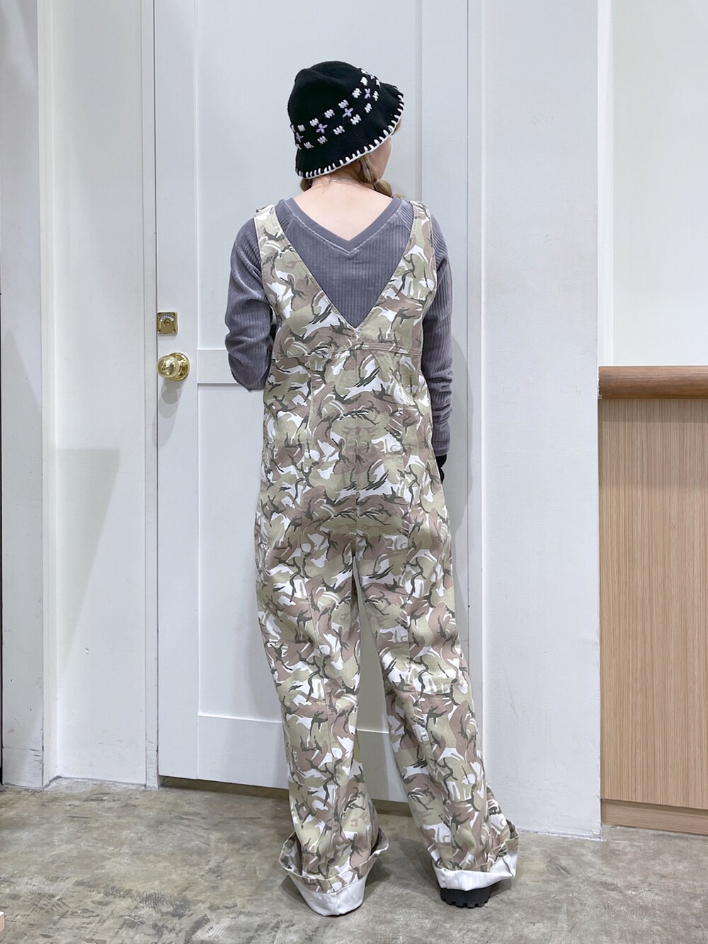 グレー系のTシャツ/カットソー、ベージュ系のサロペット/オーバーオール、ブラック系のハットを着用したレディースの秋コーディネートの5枚目の写真