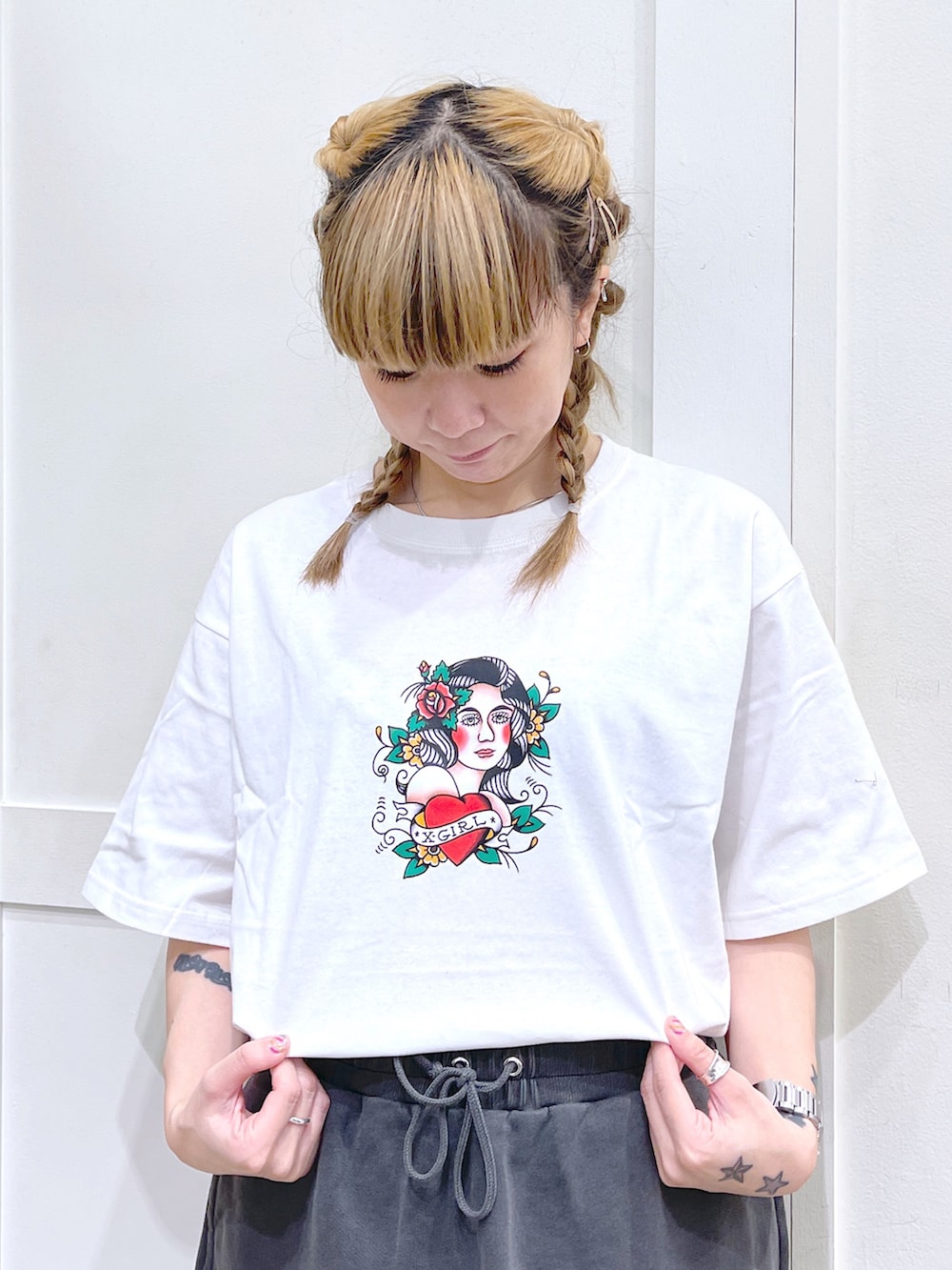 ブラック系のシャツ/ブラウス、ブラック系のスカート、ホワイト系のTシャツ/カットソーを着用したレディースの秋コーディネートの5枚目の写真