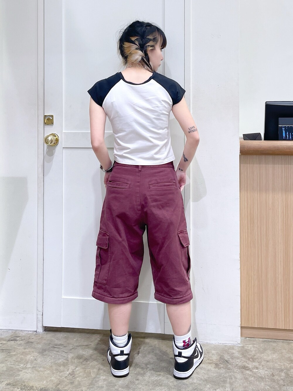 ホワイト系のTシャツ/カットソー、レッド系のカーゴパンツ、ブラック系のショルダーバッグを着用したレディースの夏コーディネートの4枚目の写真