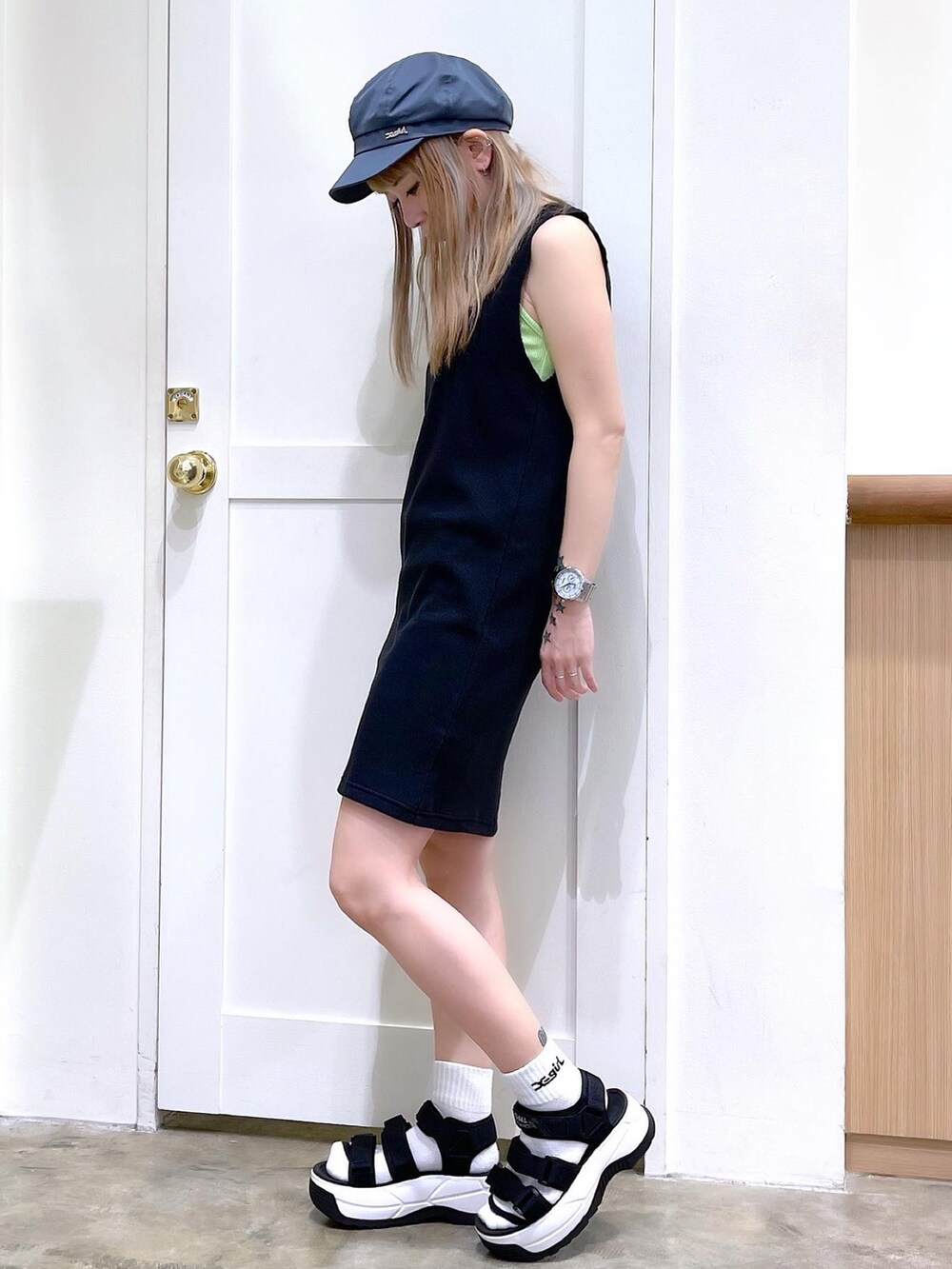 ブラック系のワンピース、グリーン系のキャミソール、ブラック系のサンダルを着用したレディースの夏コーディネートの4枚目の写真