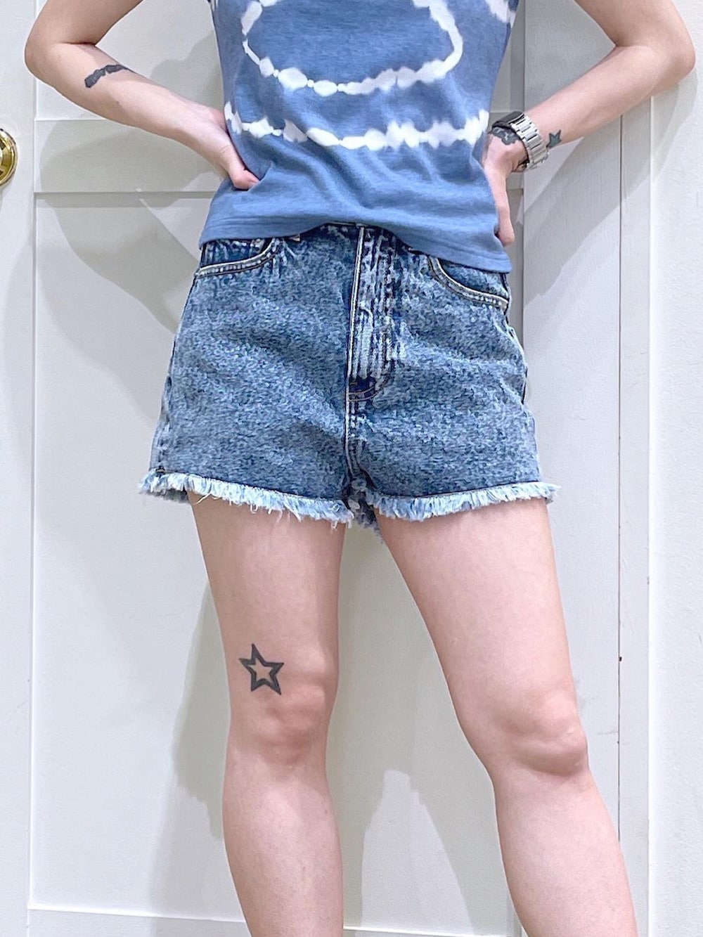 ブルー系のTシャツ/カットソー、ブルー系のデニムパンツ、ブラック系のサンダルを着用したレディースの夏コーディネートの4枚目の写真