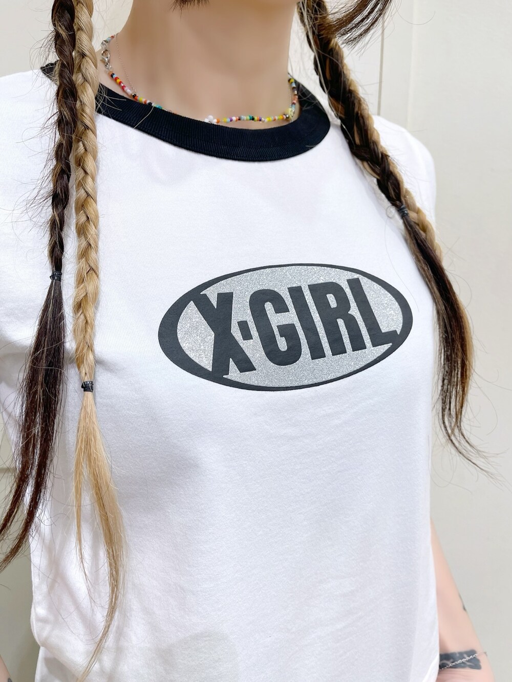 ホワイト系のTシャツ/カットソー、ブルー系のデニムパンツ、ホワイト系のスニーカーを着用したレディースの春コーディネートの5枚目の写真