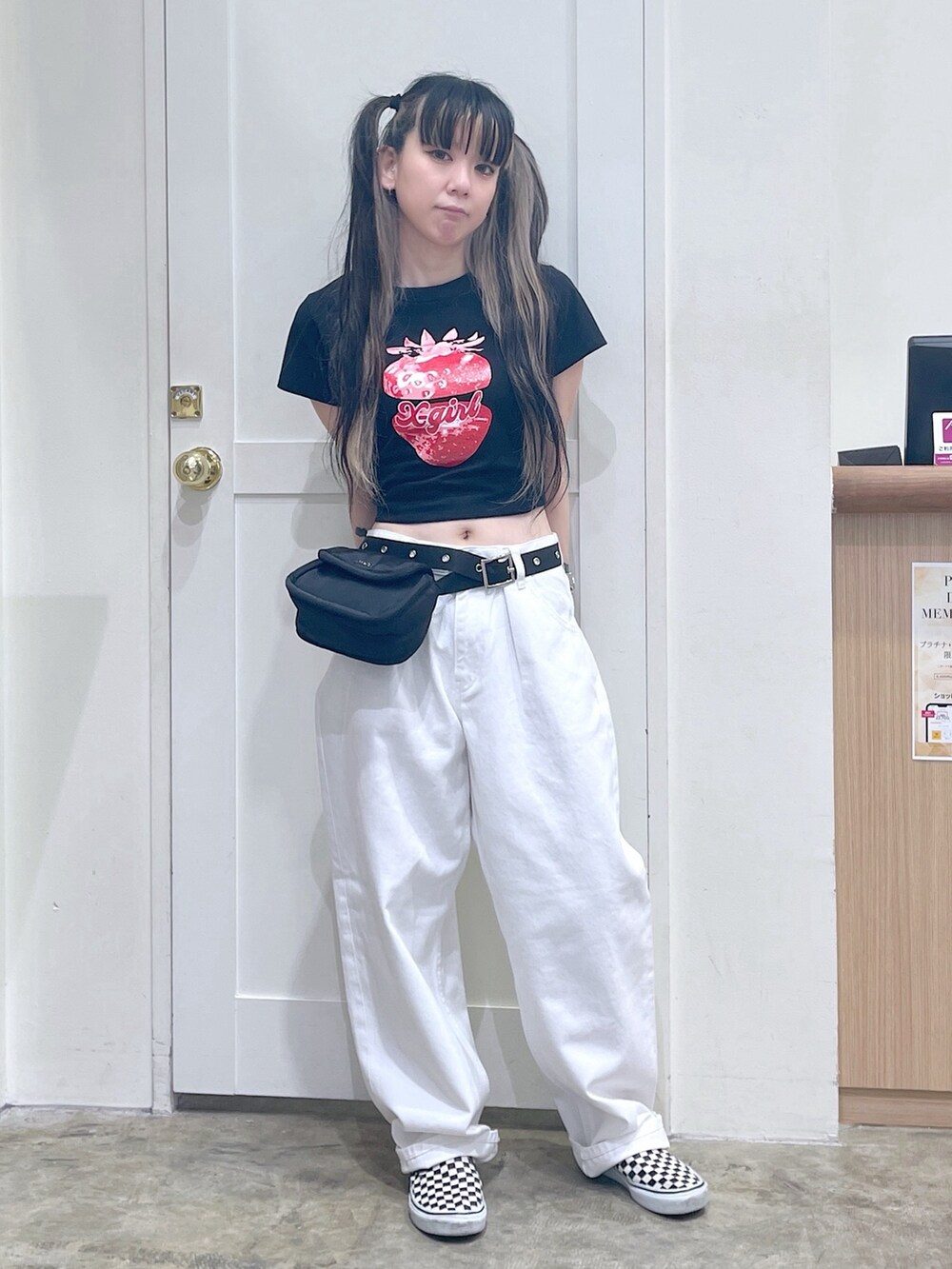 ブラック系のTシャツ/カットソー、ホワイト系のデニムパンツ、ブラック系のショルダーバッグを着用したレディースの夏コーディネートの2枚目の写真