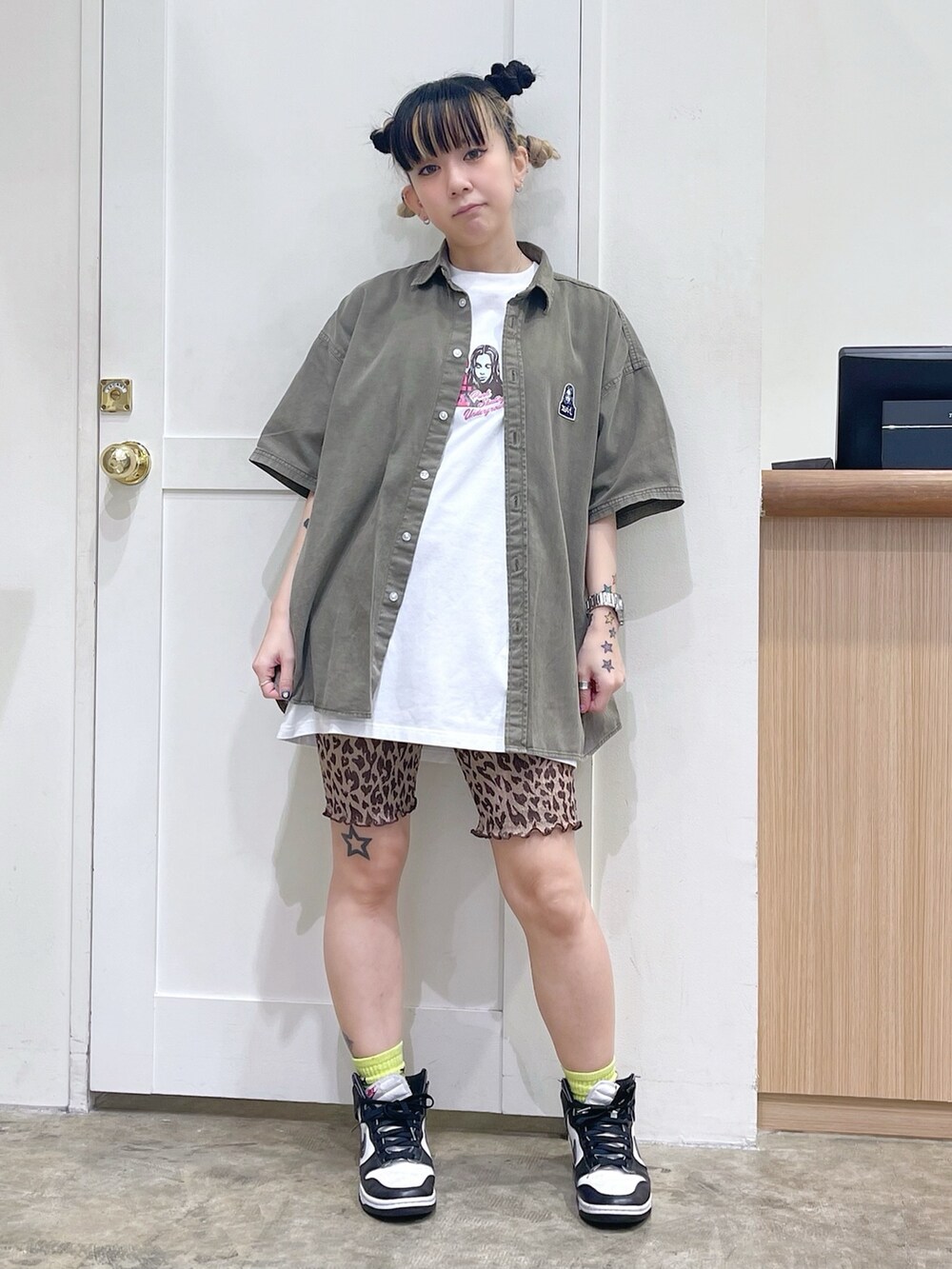 グリーン系のシャツ/ブラウス、ホワイト系のTシャツ/カットソー、ブラック系のショルダーバッグを着用したレディースの春コーディネートの2枚目の写真