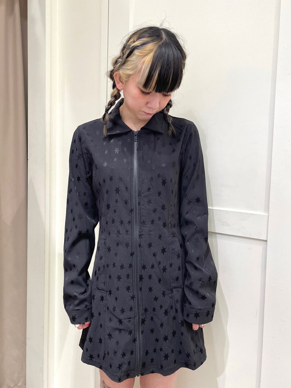 ブラック系のワンピース、ブラック系のボストンバッグを着用したレディースの冬コーディネートの2枚目の写真