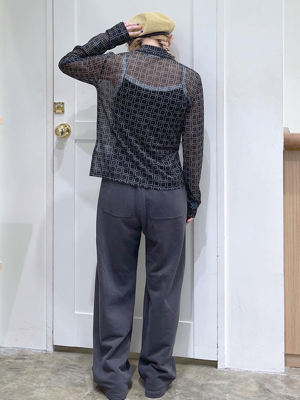 ブラック系のシャツ/ブラウス、ブラック系のキャミソール、グレー系のスウェットパンツを着用したレディースの夏コーディネートの4枚目の写真