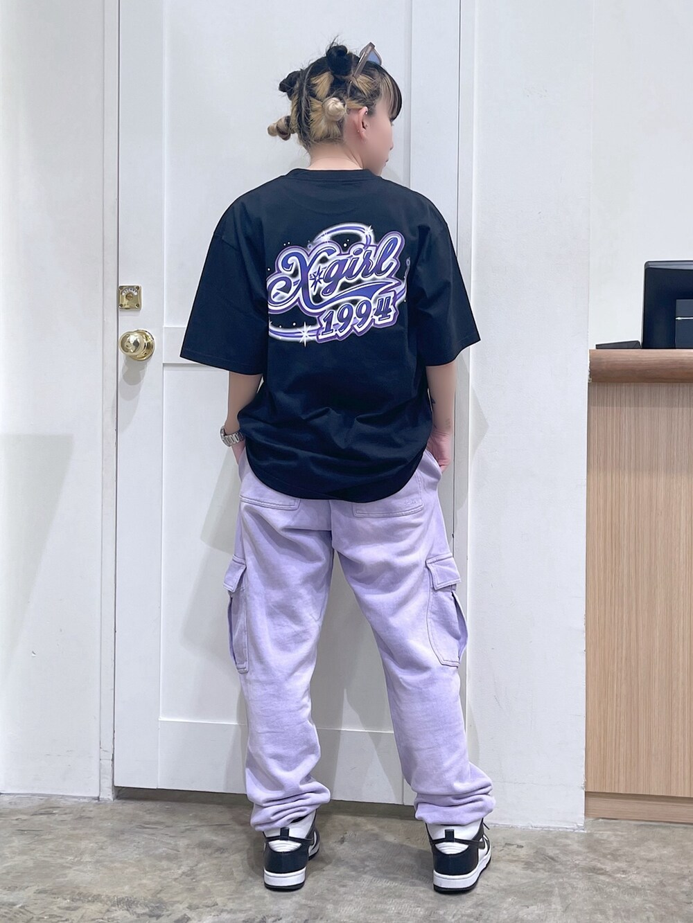 ブラック系のTシャツ/カットソー、パープル系のスウェットパンツを着用したレディースの夏コーディネートの4枚目の写真