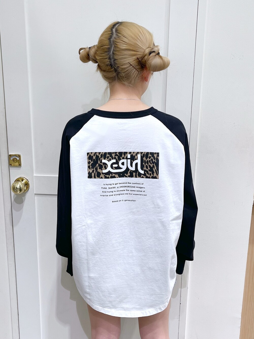 ブルー系のブルゾン、ホワイト系のTシャツ/カットソー、ブラック系のブーツを着用したレディースの冬コーディネートの5枚目の写真