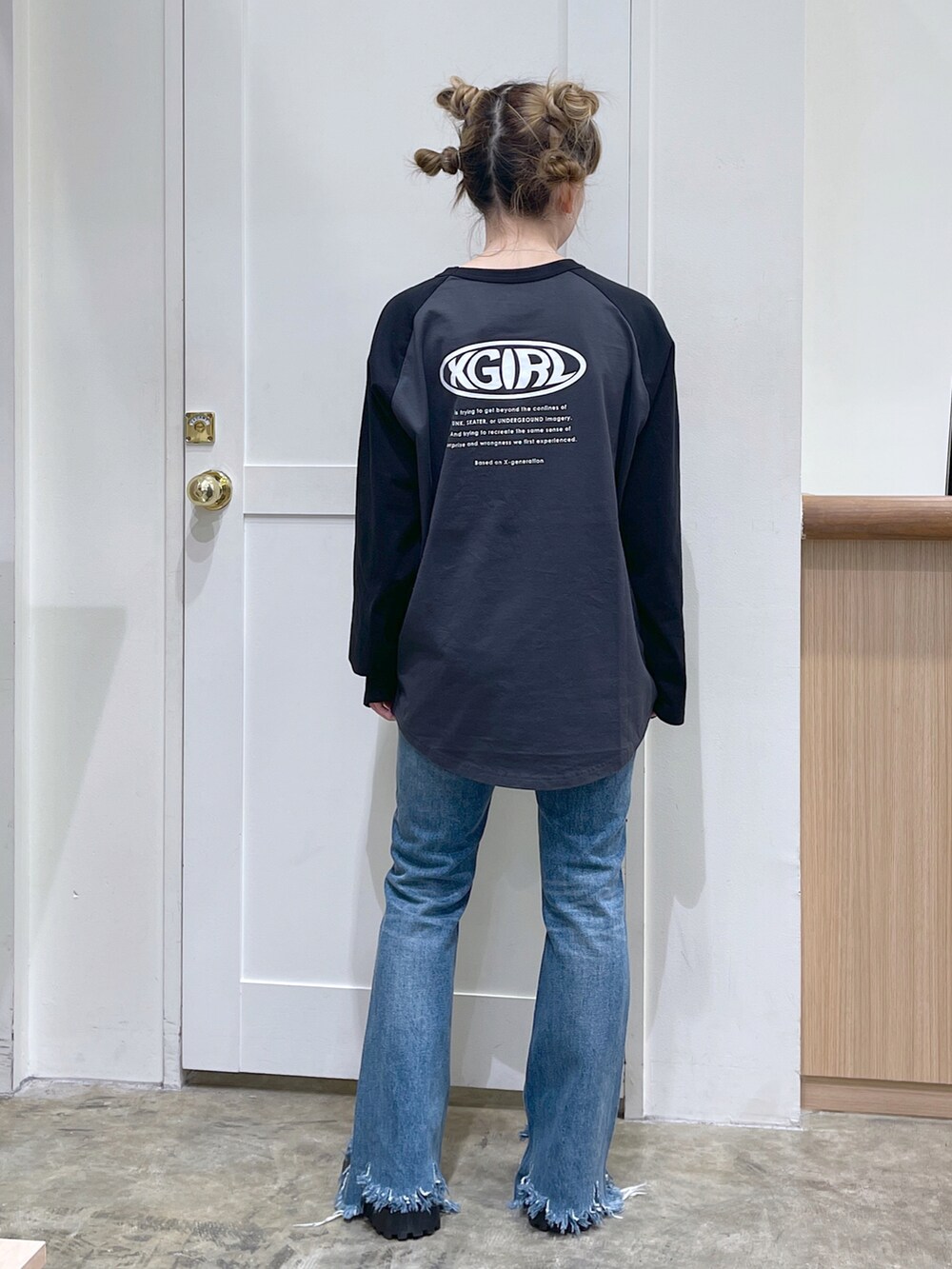 ブルー系のカーディガン/ボレロ、グレー系のTシャツ/カットソー、ブルー系のデニムパンツを着用したレディースの秋コーディネートの5枚目の写真