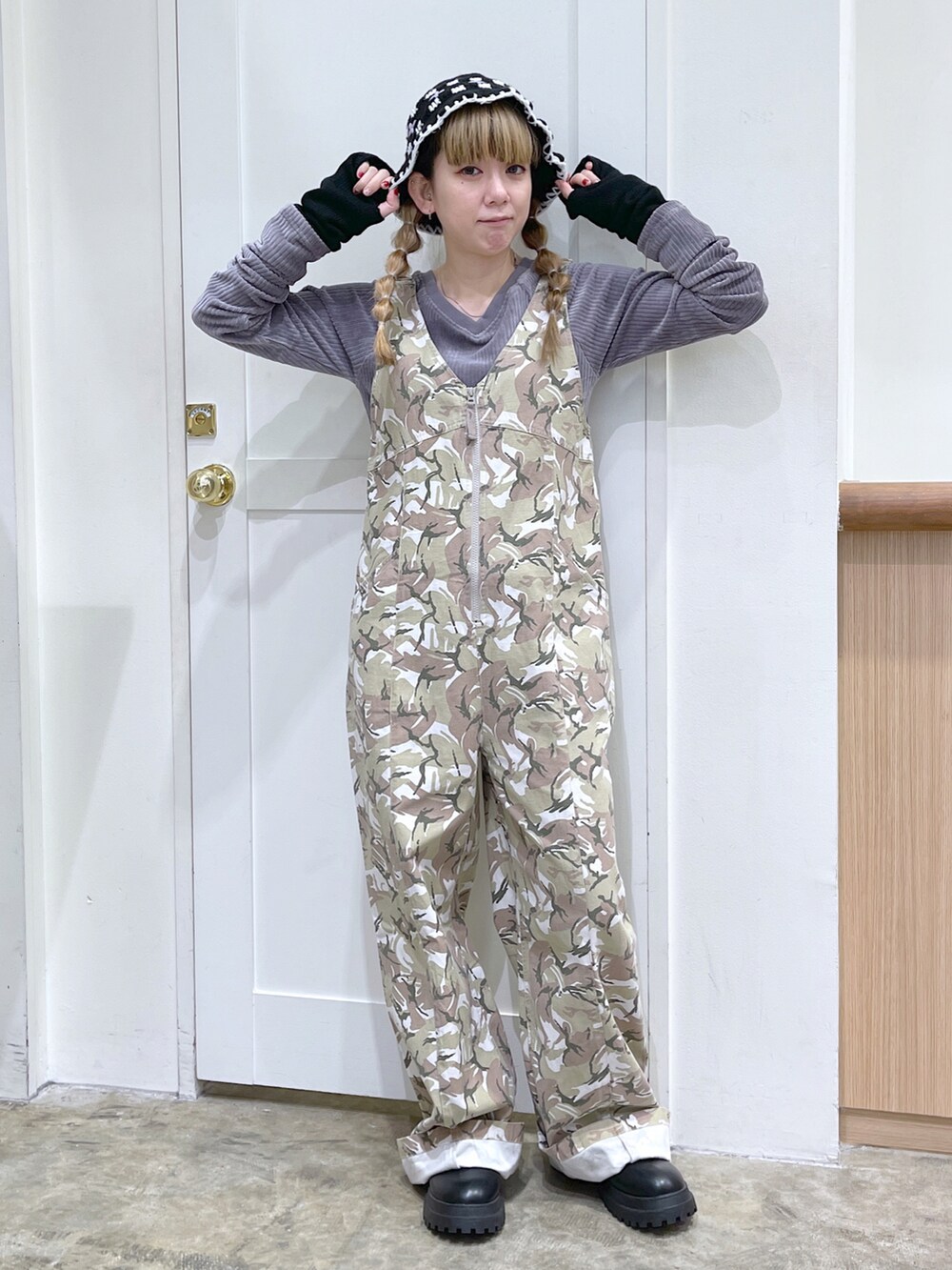 グレー系のTシャツ/カットソー、ベージュ系のサロペット/オーバーオール、ブラック系のハットを着用したレディースの秋コーディネートの2枚目の写真