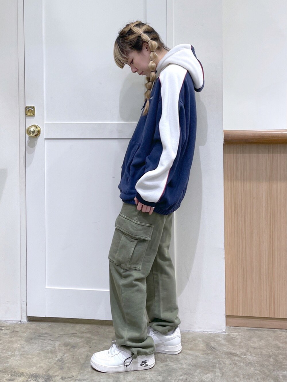 ブルー系のパーカー、レッド系のバックパック/リュック、グリーン系のスウェットパンツを着用したレディースの冬コーディネートの3枚目の写真