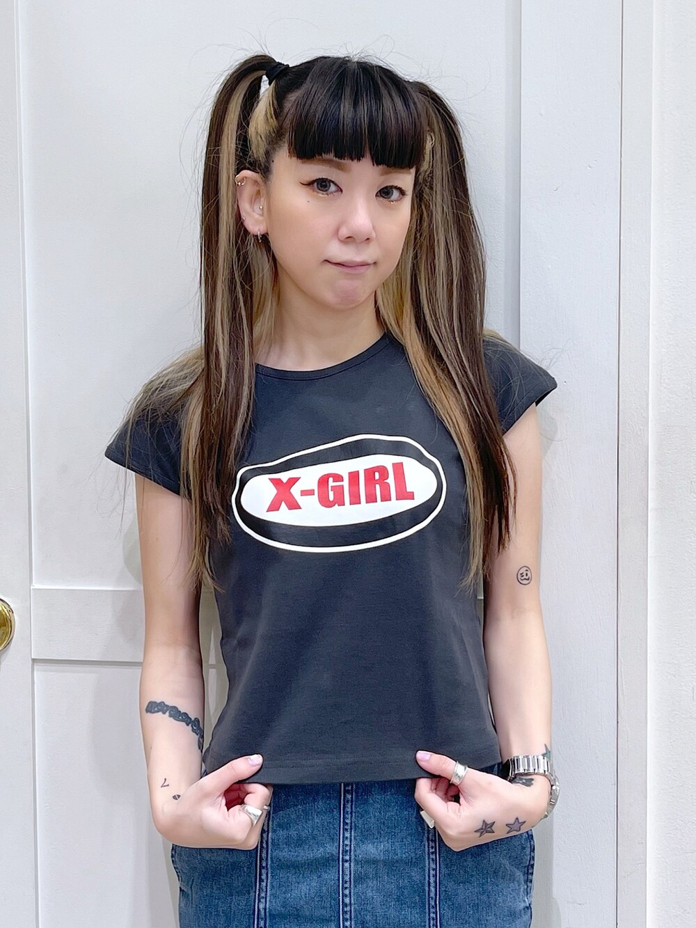 ブルー系のワンピース、グレー系のTシャツ/カットソー、ピンク系のネックレスを着用したレディースの夏コーディネートの5枚目の写真