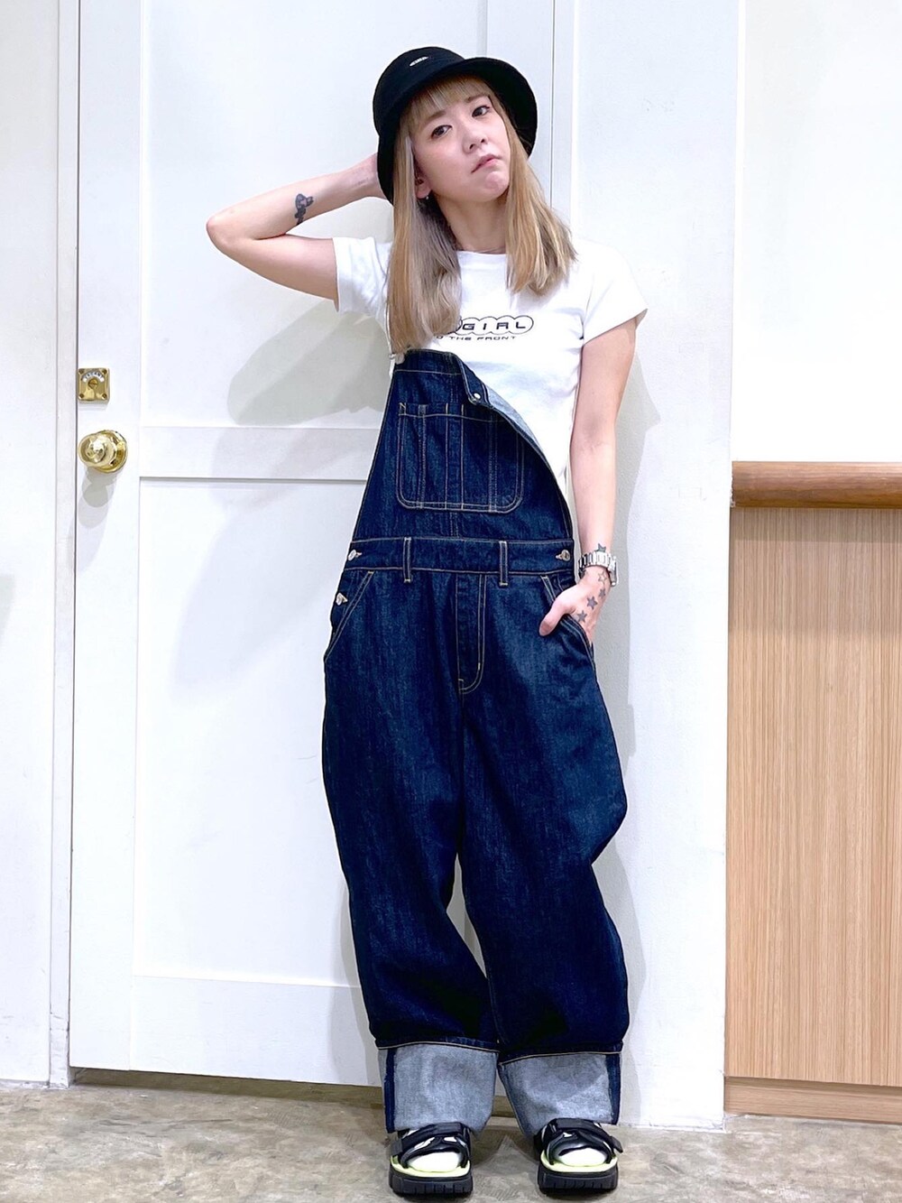 ホワイト系のTシャツ/カットソー、ブルー系のサロペット/オーバーオール、ブラック系のサンダルを着用したレディースの夏コーディネートの2枚目の写真