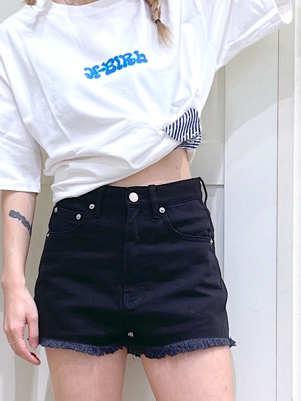 ホワイト系のTシャツ/カットソー、ブラック系のデニムパンツ、ブラック系のサンダルを着用したレディースの夏コーディネートの3枚目の写真
