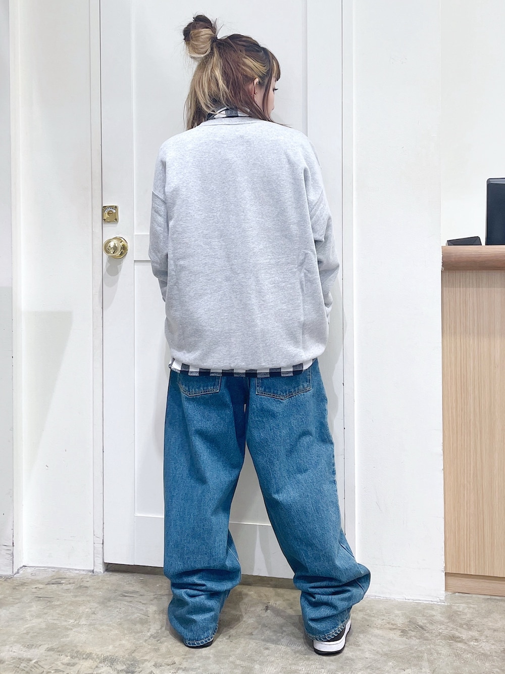 グレー系のスウェット、ブラック系のシャツ/ブラウス、ブルー系のデニムパンツを着用したレディースの夏コーディネートの3枚目の写真