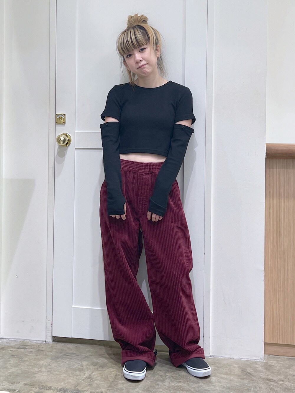 グレー系のパーカー、ブラック系のTシャツ/カットソー、レッド系のその他パンツを着用したレディースの秋コーディネートの4枚目の写真