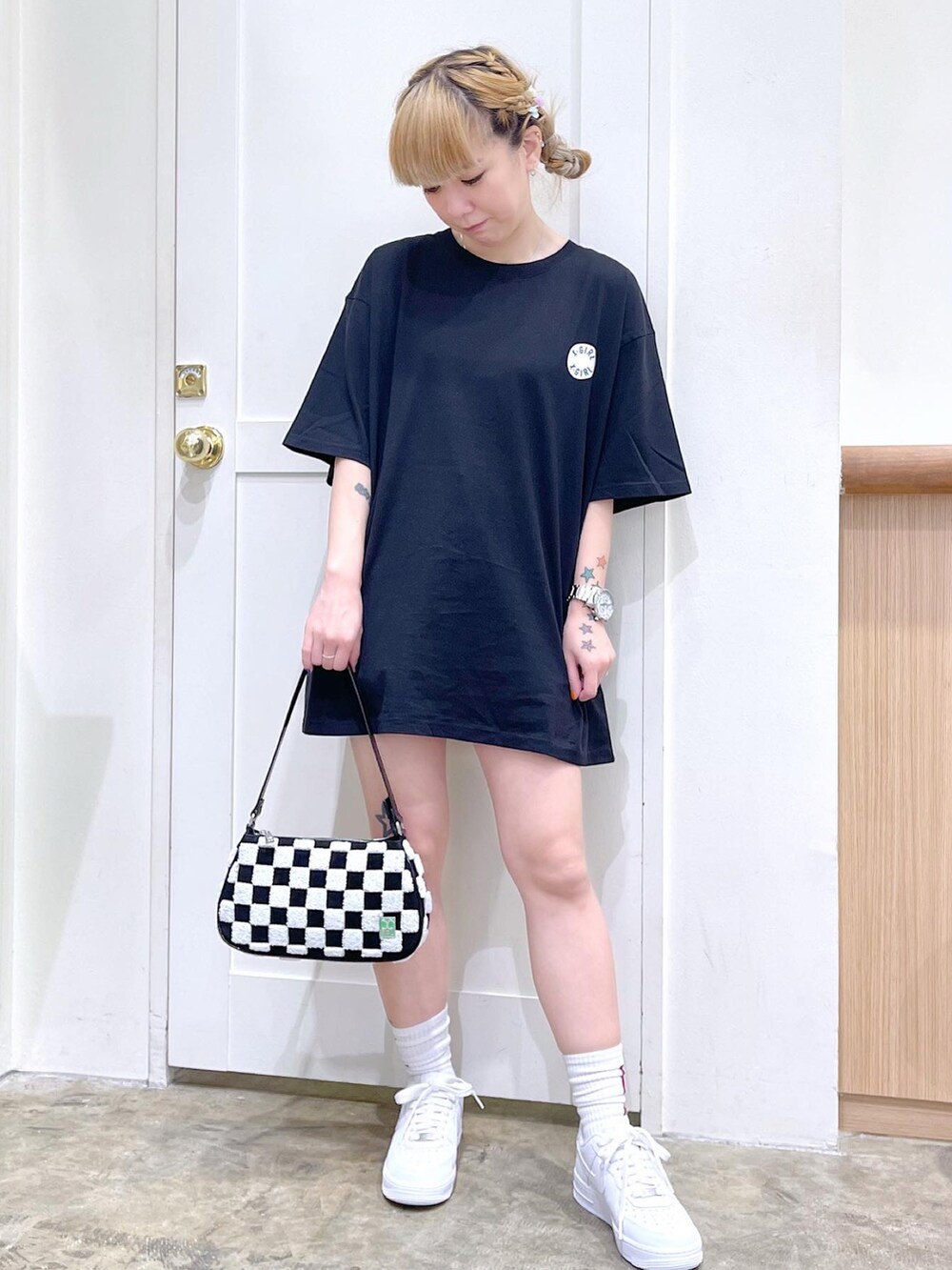 ブラック系のTシャツ/カットソー、ブルー系のデニムパンツ、ホワイト系のハンドバッグを着用したレディースの夏コーディネートの5枚目の写真