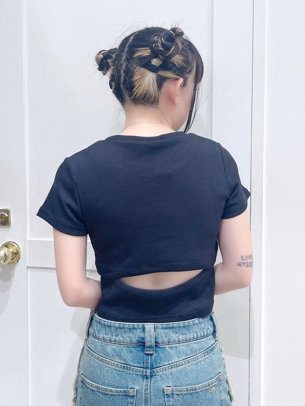 ブラック系のTシャツ/カットソー、ブルー系のデニムスカート、ブルー系のショルダーバッグを着用したレディースの夏コーディネートの5枚目の写真