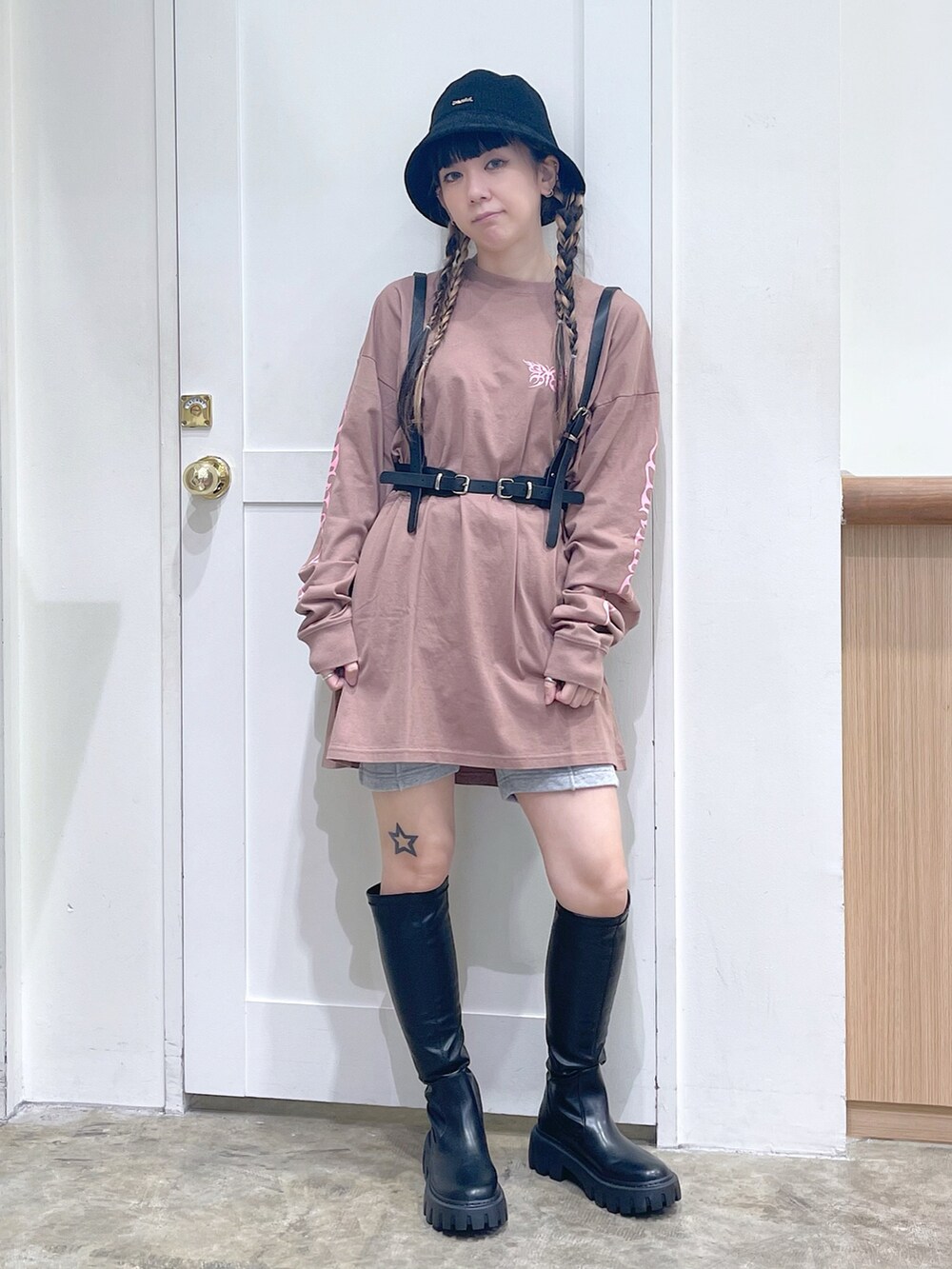 ブラウン系のワンピース、グレー系のスウェットパンツ、ブラック系のブーツを着用したレディースの秋コーディネートの2枚目の写真