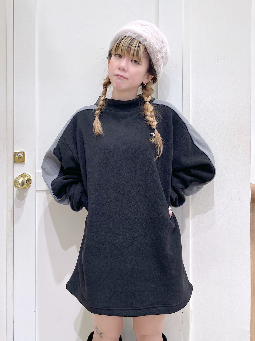 ブラック系のTシャツ/カットソー、ブラック系のブーツ、ホワイト系のハンチング/ベレー帽を着用したレディースの冬コーディネートの4枚目の写真