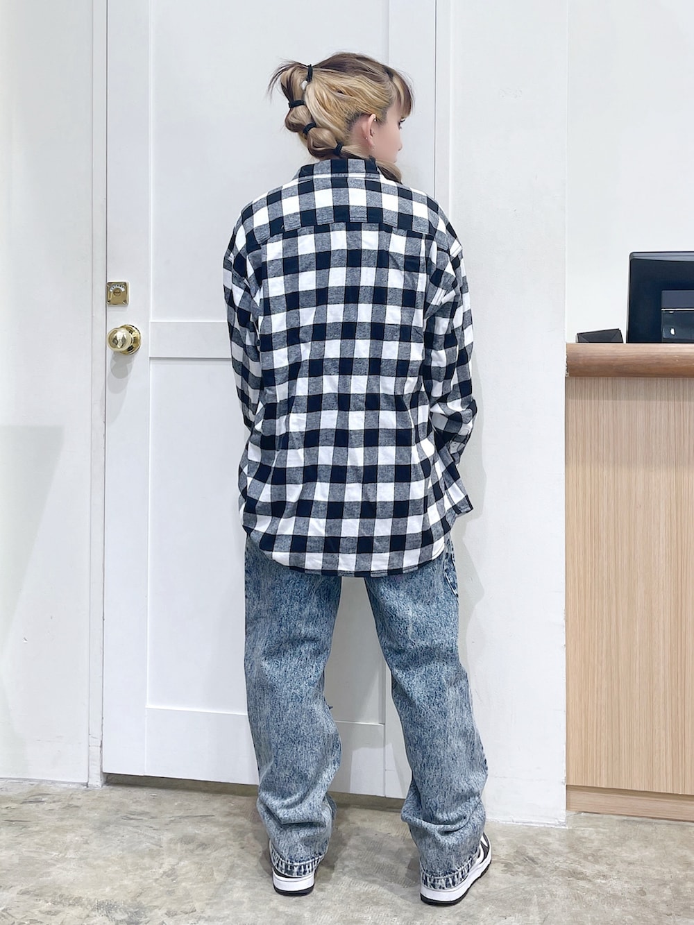 ブラック系のシャツ/ブラウス、ブルー系のデニムパンツ、ホワイト系のTシャツ/カットソーを着用したレディースの夏コーディネートの4枚目の写真