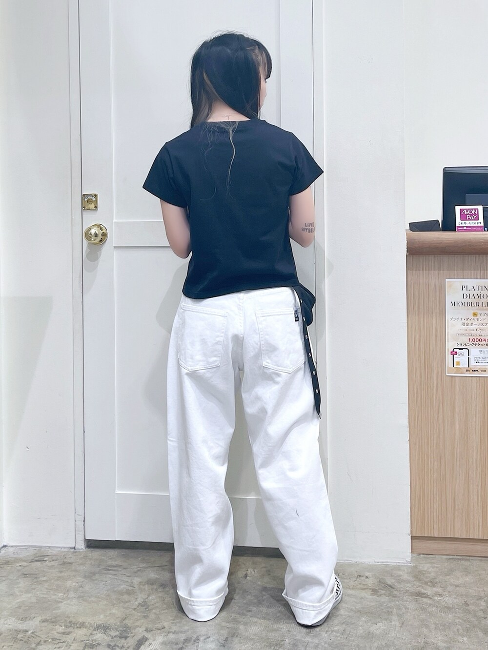 ブラック系のTシャツ/カットソー、ホワイト系のデニムパンツ、ブラック系のショルダーバッグを着用したレディースの夏コーディネートの5枚目の写真
