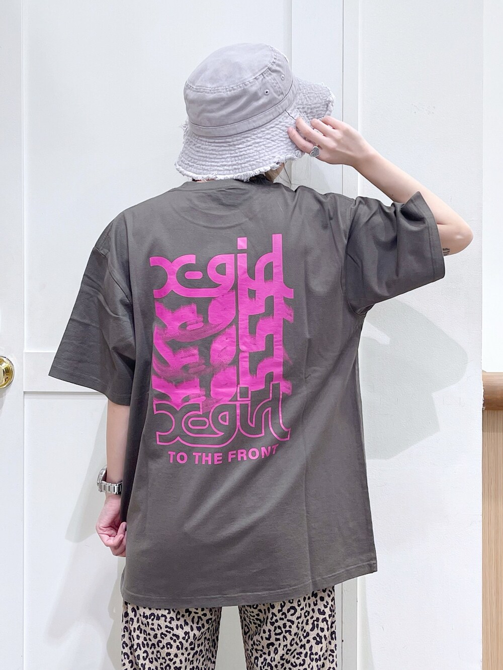 グリーン系のTシャツ/カットソー、ベージュ系のその他パンツ、ブラック系のショルダーバッグを着用したレディースの夏コーディネートの5枚目の写真