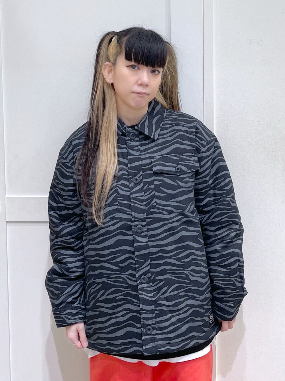 グレー系のその他アウター、ホワイト系のスウェット、オレンジ系のパンツを着用したレディースの秋コーディネートの4枚目の写真