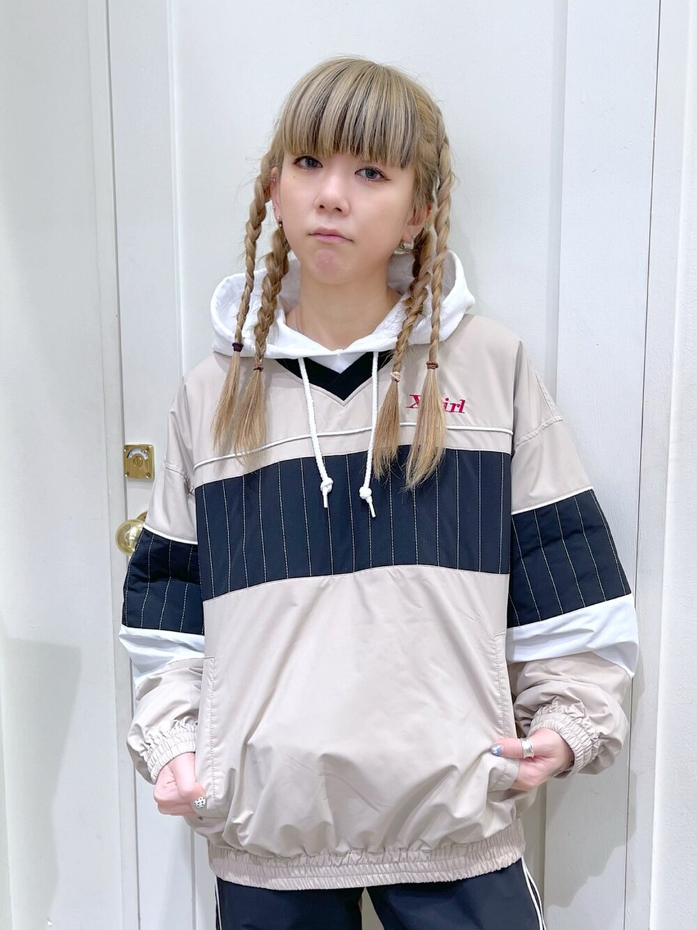 ベージュ系のTシャツ/カットソー、ベージュ系のその他パンツ、ホワイト系のパーカーを着用したレディースの冬コーディネートの2枚目の写真