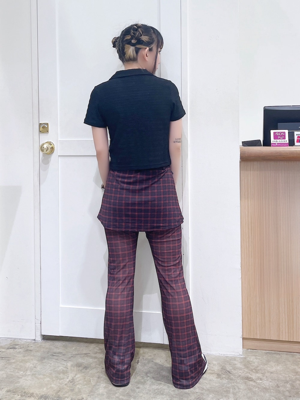 ブラック系のシャツ/ブラウス、ピンク系のショルダーバッグ、レッド系のその他パンツを着用したレディースの夏コーディネートの4枚目の写真
