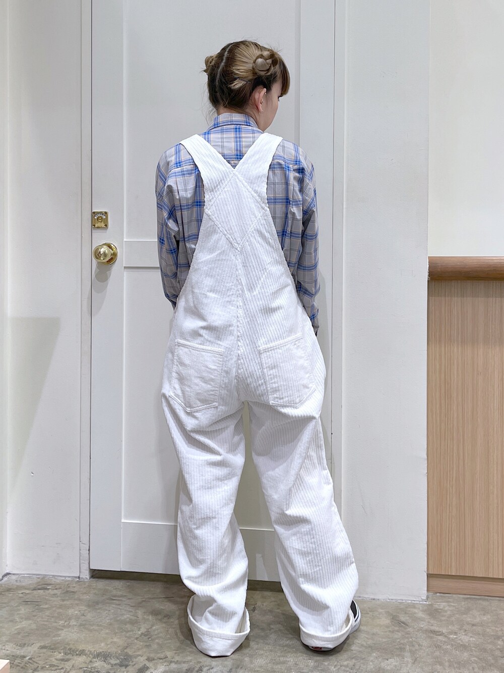 グレー系のシャツ/ブラウス、ホワイト系のサロペット/オーバーオール、ベージュ系のボストンバッグを着用したレディースの秋コーディネートの3枚目の写真