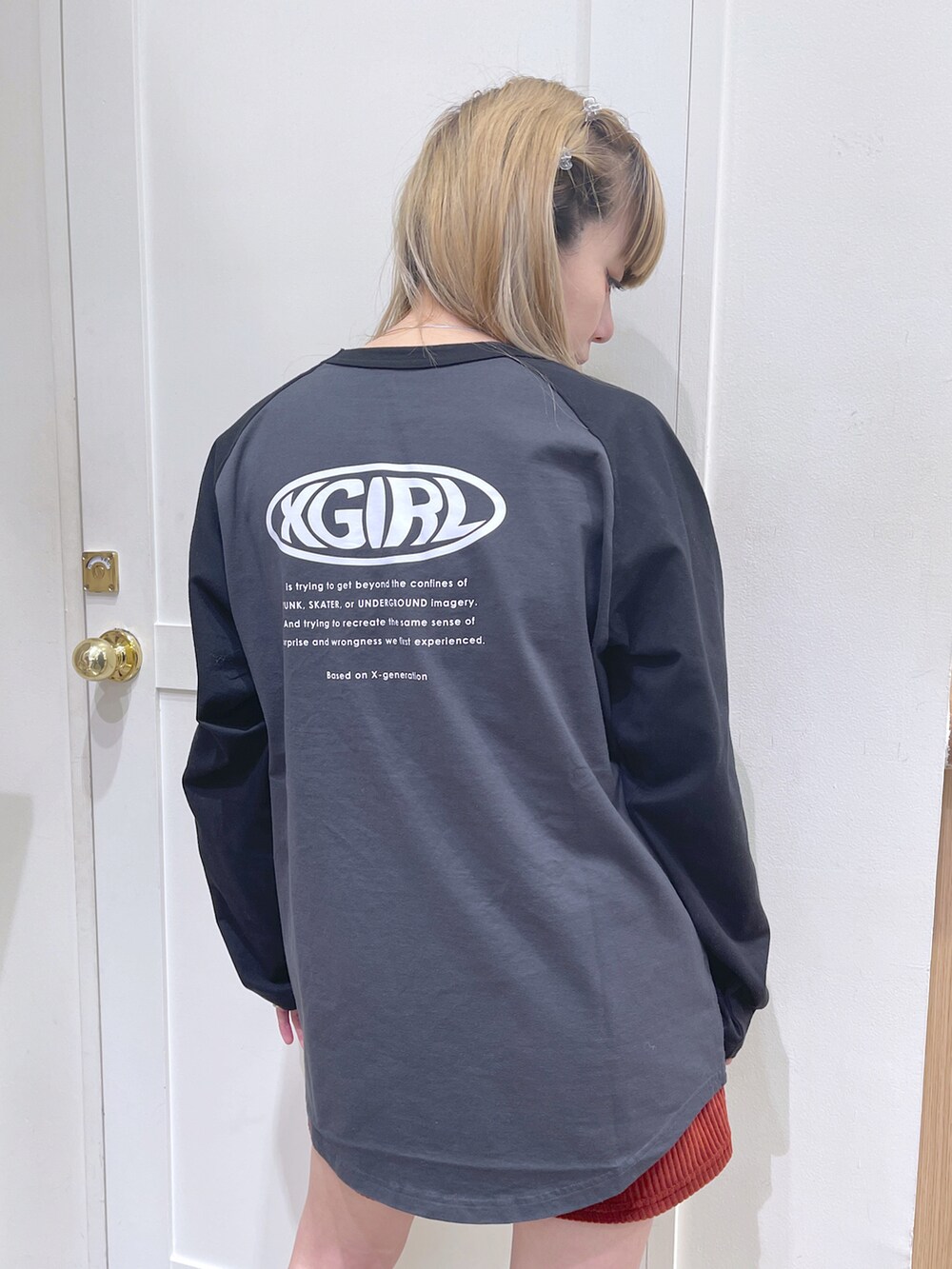 ブルー系のブルゾン、グレー系のTシャツ/カットソー、ブラウン系のその他パンツを着用したレディースの秋コーディネートの4枚目の写真