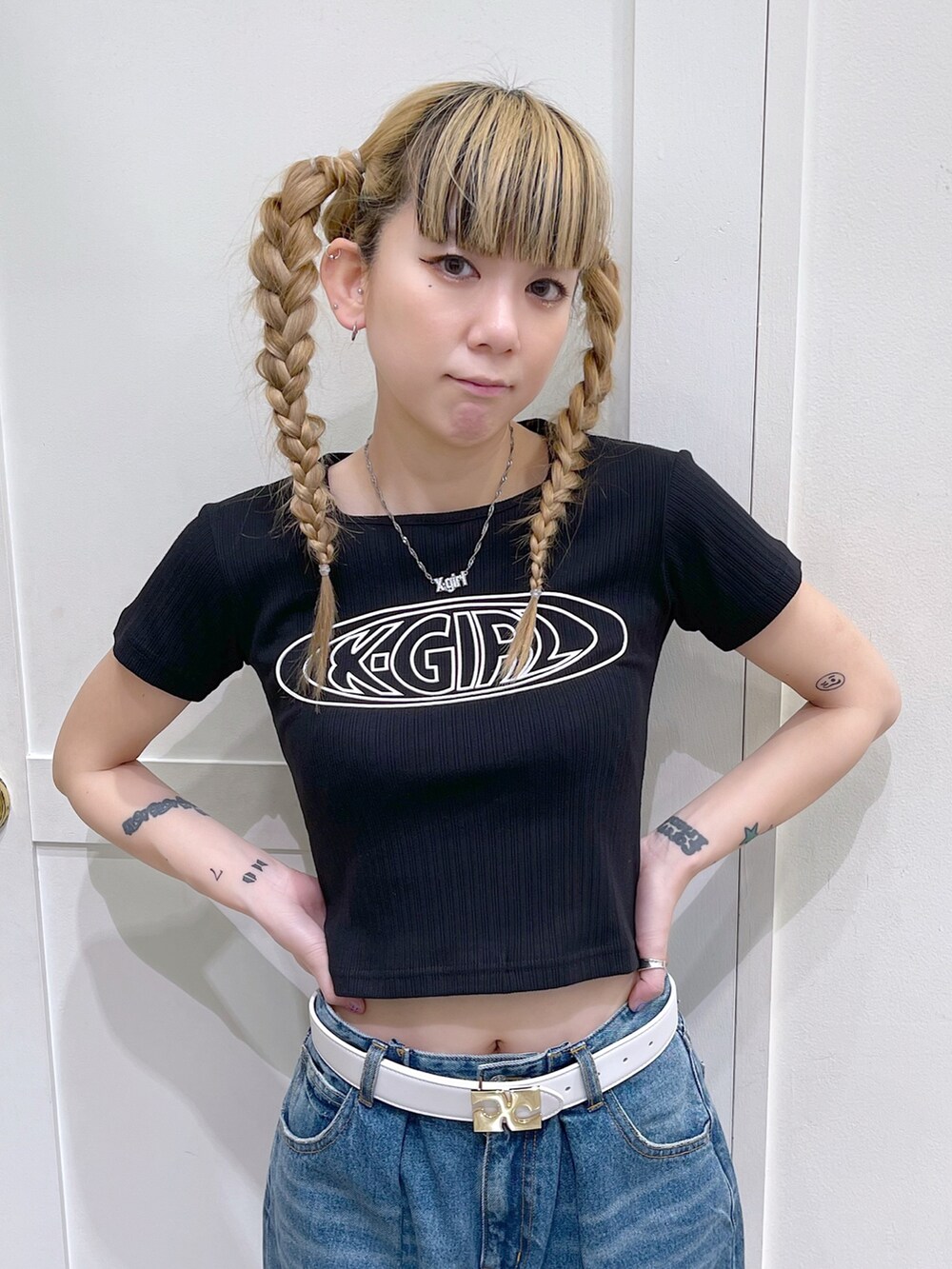 ブルー系のナイロンジャケット、ブラック系のTシャツ/カットソー、ブルー系のデニムパンツを着用したレディースの春コーディネートの5枚目の写真
