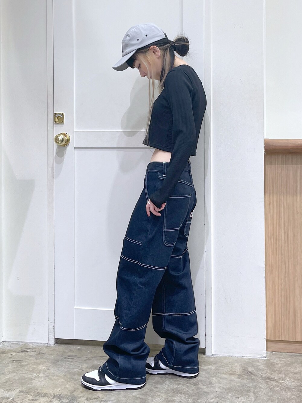 ブルー系のTシャツ/カットソー、ブルー系のデニムパンツ、グレー系のキャップを着用したレディースの夏コーディネートの3枚目の写真