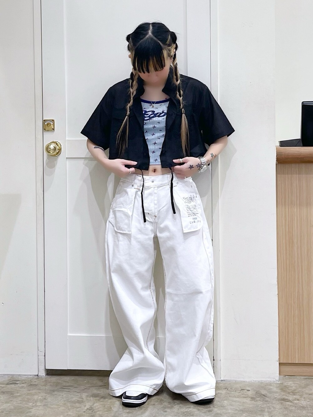 ブラック系のシャツ/ブラウス、ブルー系のキャミソール、ホワイト系のデニムパンツを着用したレディースの春コーディネートの3枚目の写真