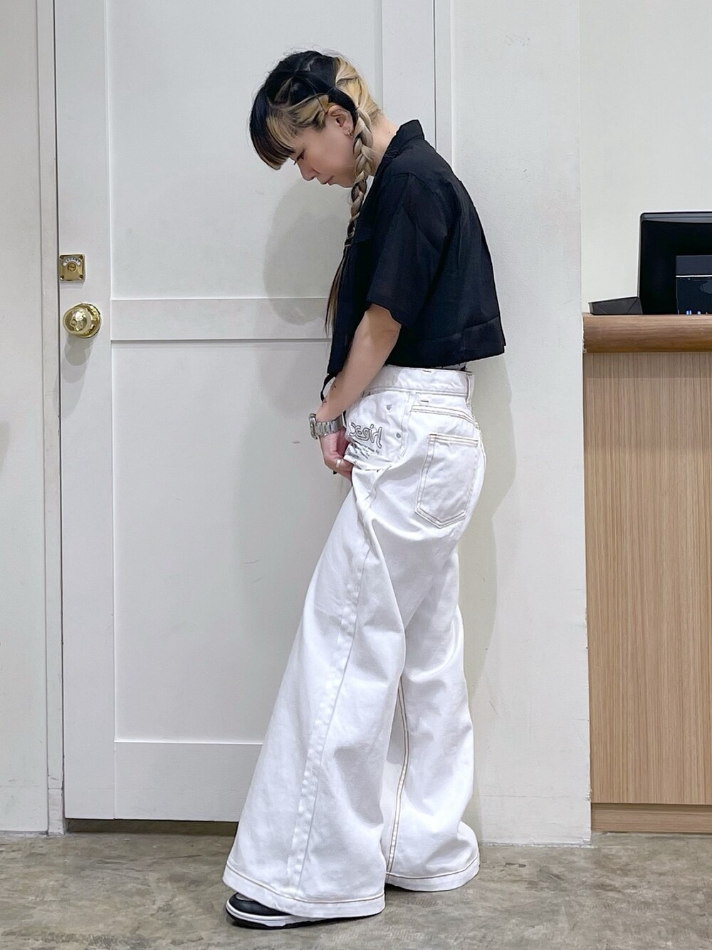 ブラック系のシャツ/ブラウス、ブルー系のキャミソール、ホワイト系のデニムパンツを着用したレディースの春コーディネートの4枚目の写真