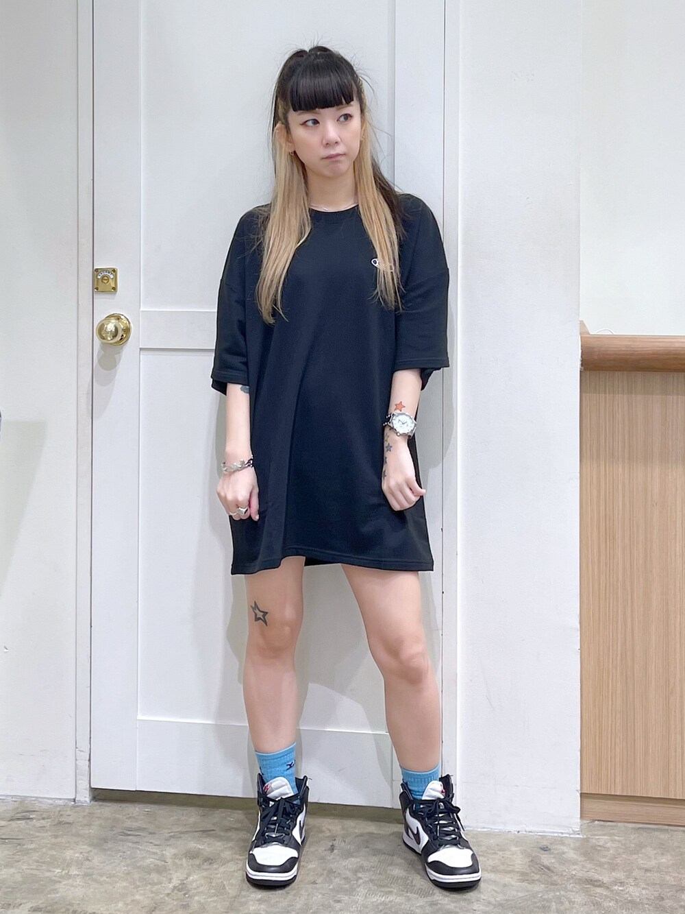 ブラック系のTシャツ/カットソー、ブルー系のショルダーバッグ、シルバー系のブレスレットを着用したレディースの夏コーディネートの2枚目の写真