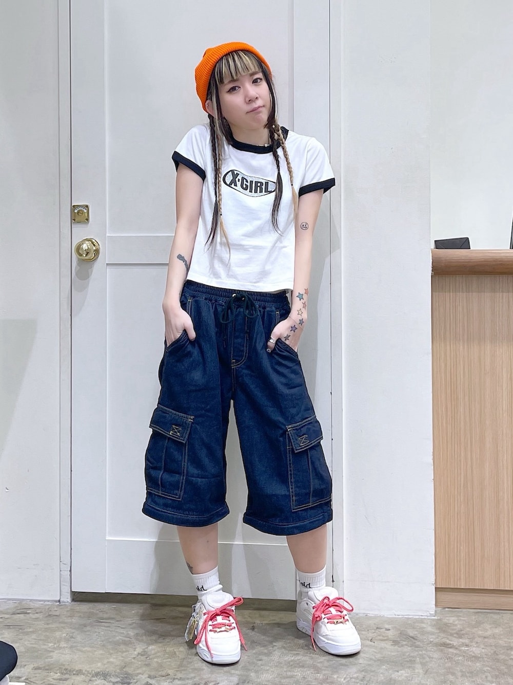 ホワイト系のTシャツ/カットソー、ブルー系のデニムパンツ、ホワイト系のスニーカーを着用したレディースの春コーディネートの2枚目の写真