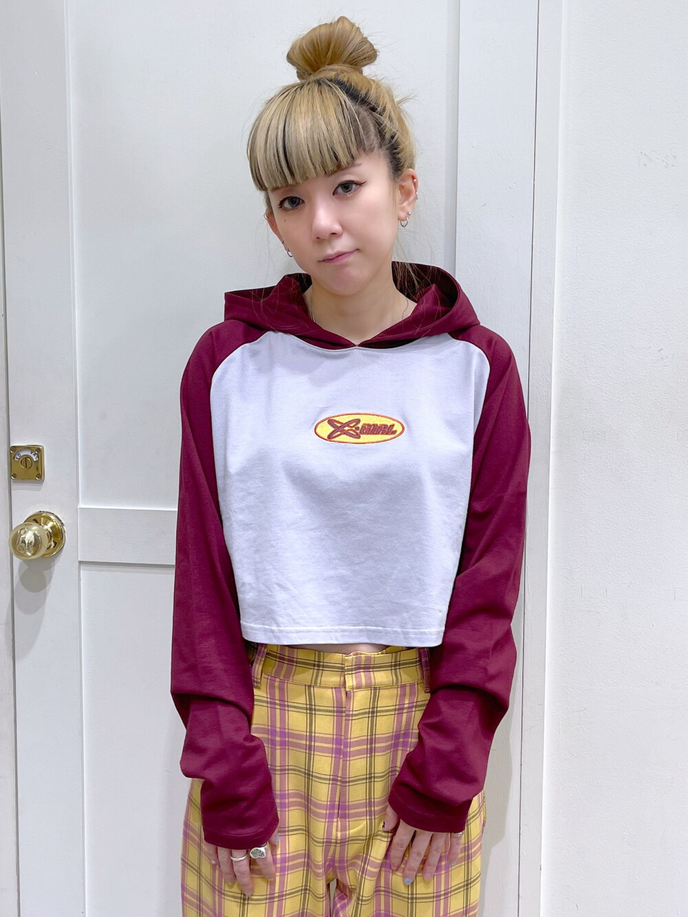 レッド系のパーカー、イエロー系のその他パンツ、その他のショルダーバッグを着用したレディースの冬コーディネートの4枚目の写真