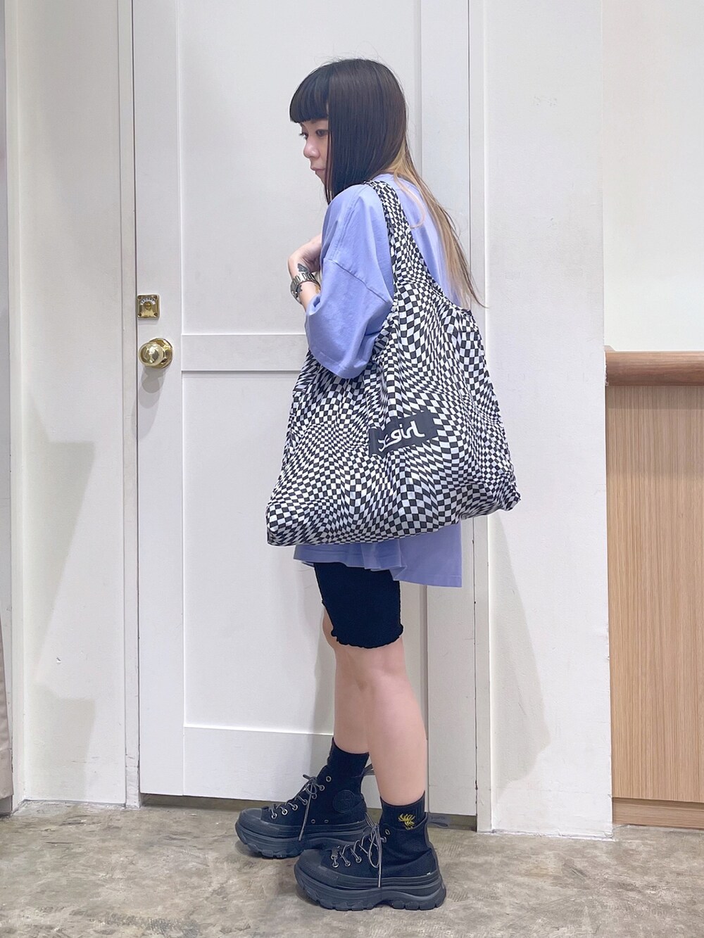 パープル系のワンピース、ホワイト系のエコバッグ/サブバッグ、ブラック系のスニーカーを着用したレディースの夏コーディネートの2枚目の写真