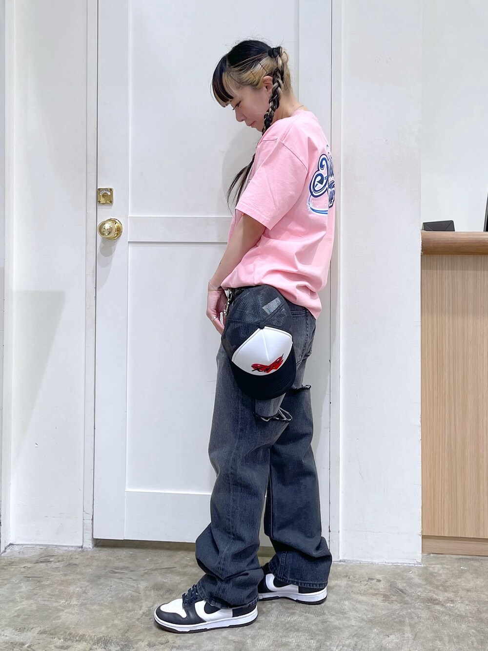 ピンク系のTシャツ/カットソー、ブラック系のデニムパンツ、ブラック系のキャップを着用したレディースの春コーディネートの3枚目の写真