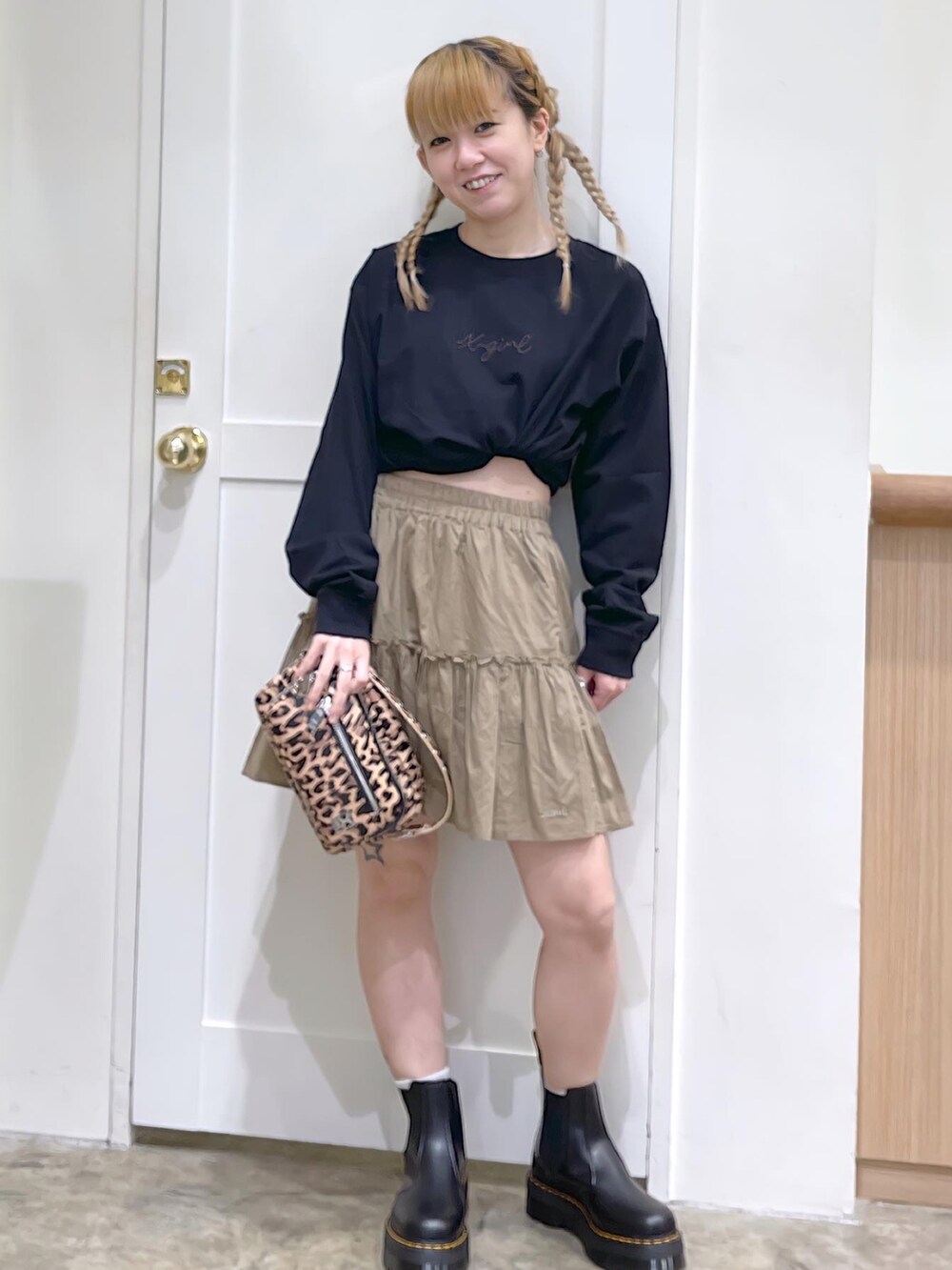 ブラック系のTシャツ/カットソー、ベージュ系のスカート、ベージュ系のショルダーバッグを着用したレディースの夏コーディネートの2枚目の写真