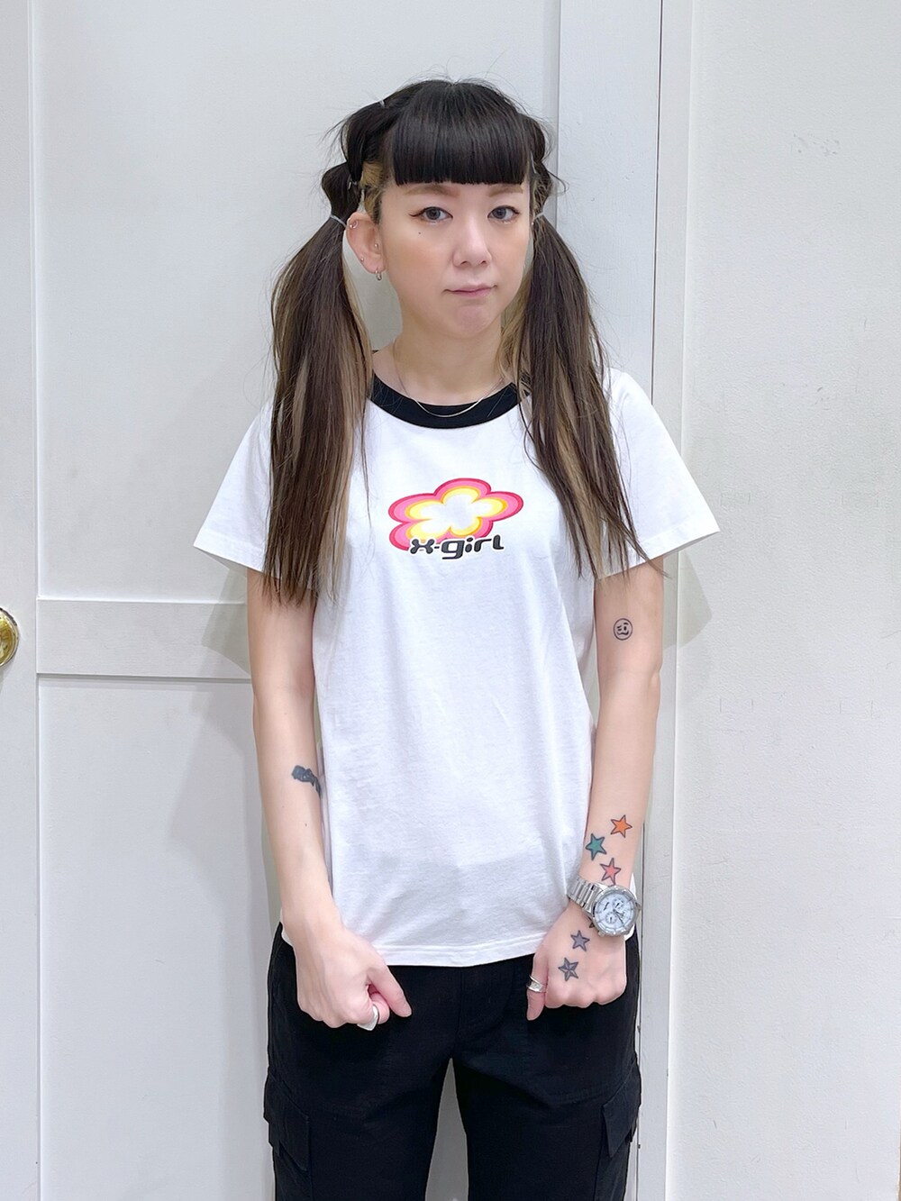 ホワイト系のTシャツ/カットソー、ブラック系のその他パンツ、ピンク系のショルダーバッグを着用したレディースの夏コーディネートの5枚目の写真