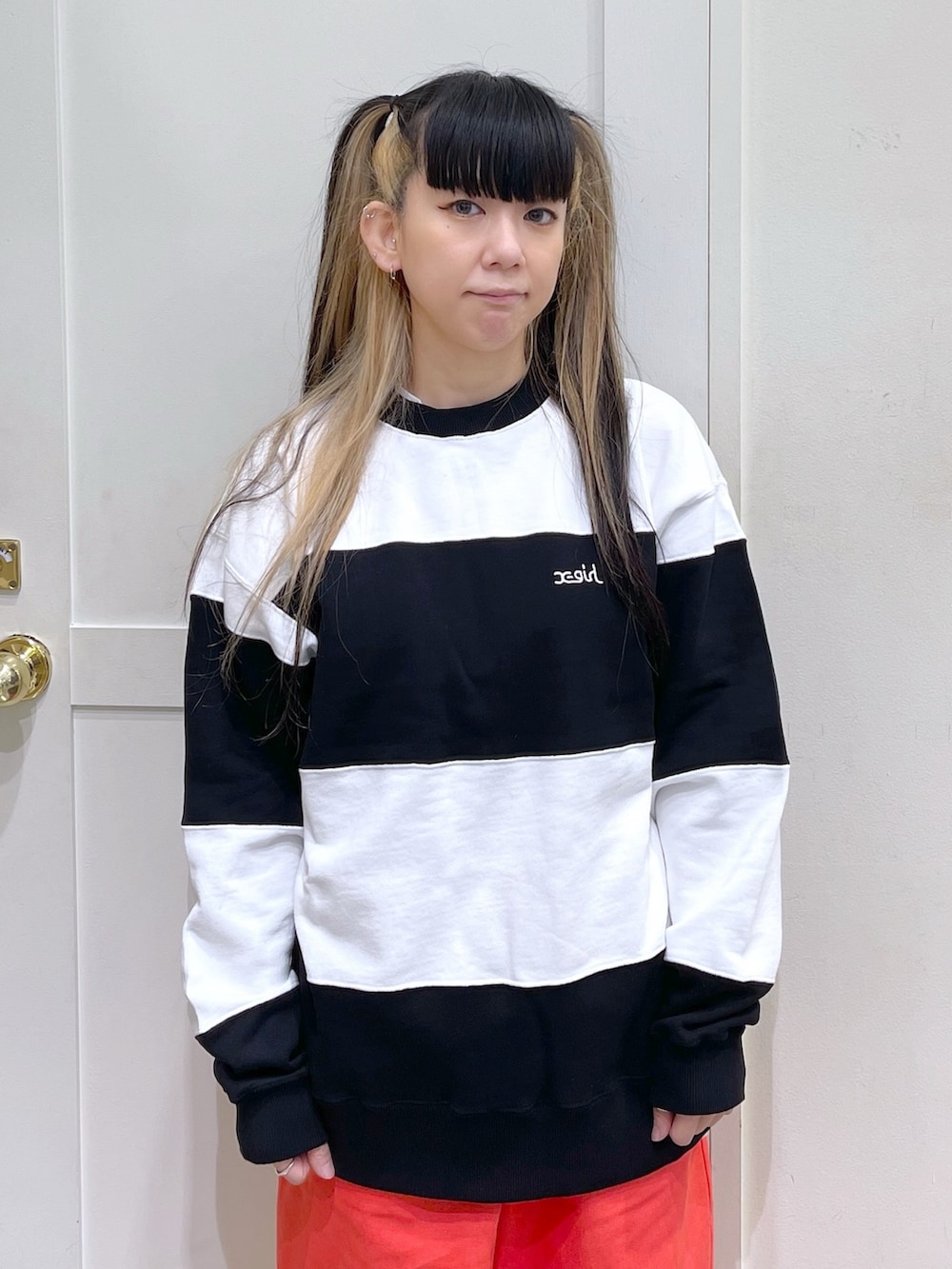 グレー系のその他アウター、ホワイト系のスウェット、オレンジ系のパンツを着用したレディースの秋コーディネートの8枚目の写真