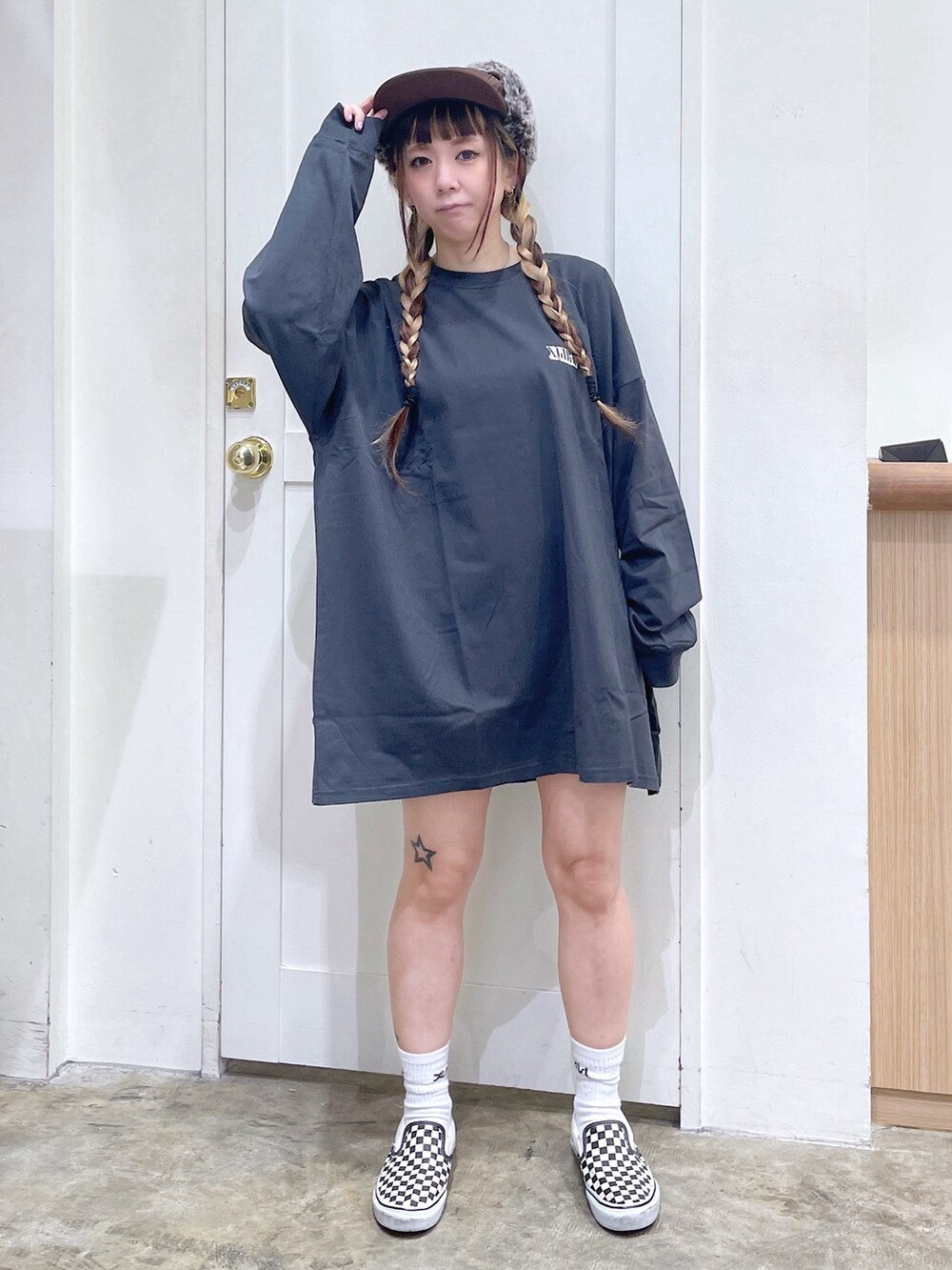 グレー系のワンピース、ブラウン系のキャップ、ホワイト系のソックス/靴下を着用したレディースの秋コーディネートの3枚目の写真