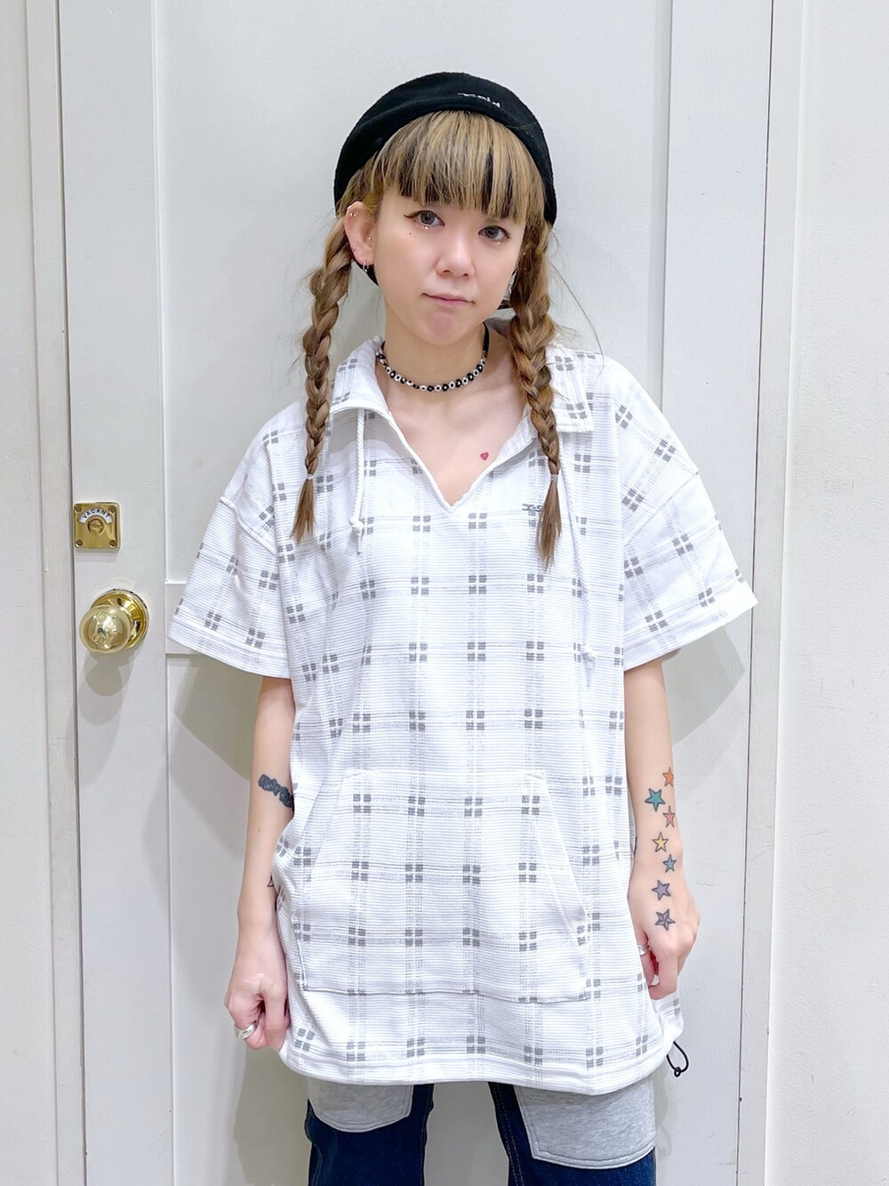 ホワイト系のシャツ/ブラウス、ブルー系のその他パンツ、ブラック系のハンチング/ベレー帽を着用したレディースの春コーディネートの2枚目の写真