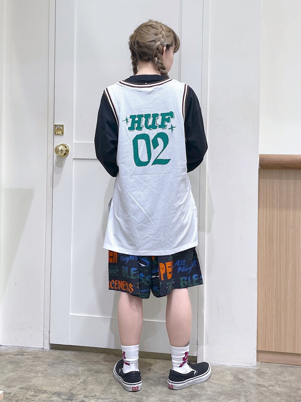 ホワイト系のタンクトップ、ブラック系のTシャツ/カットソー、ブラック系のその他パンツを着用したレディースの夏コーディネートの4枚目の写真