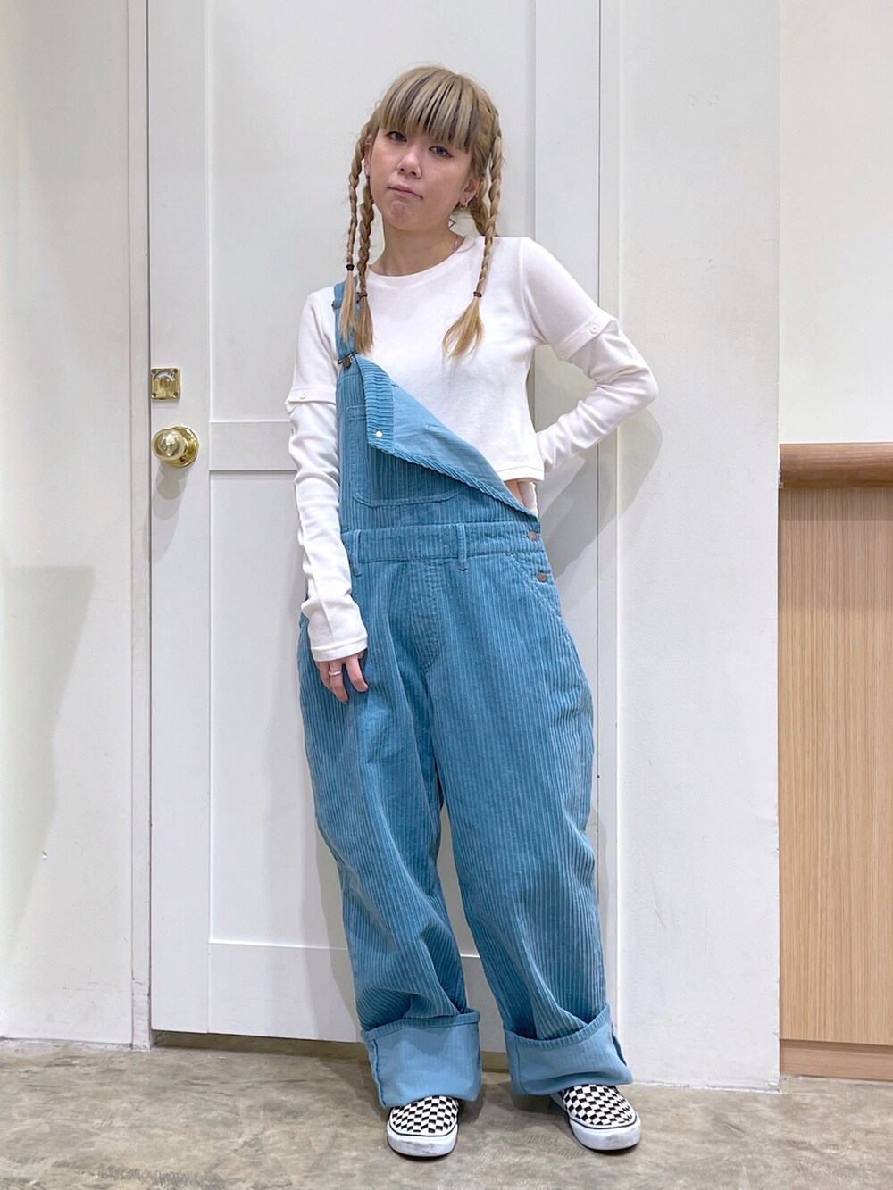 ブルー系のブルゾン、ホワイト系のTシャツ/カットソー、ブルー系のサロペット/オーバーオールを着用したレディースの冬コーディネートの4枚目の写真