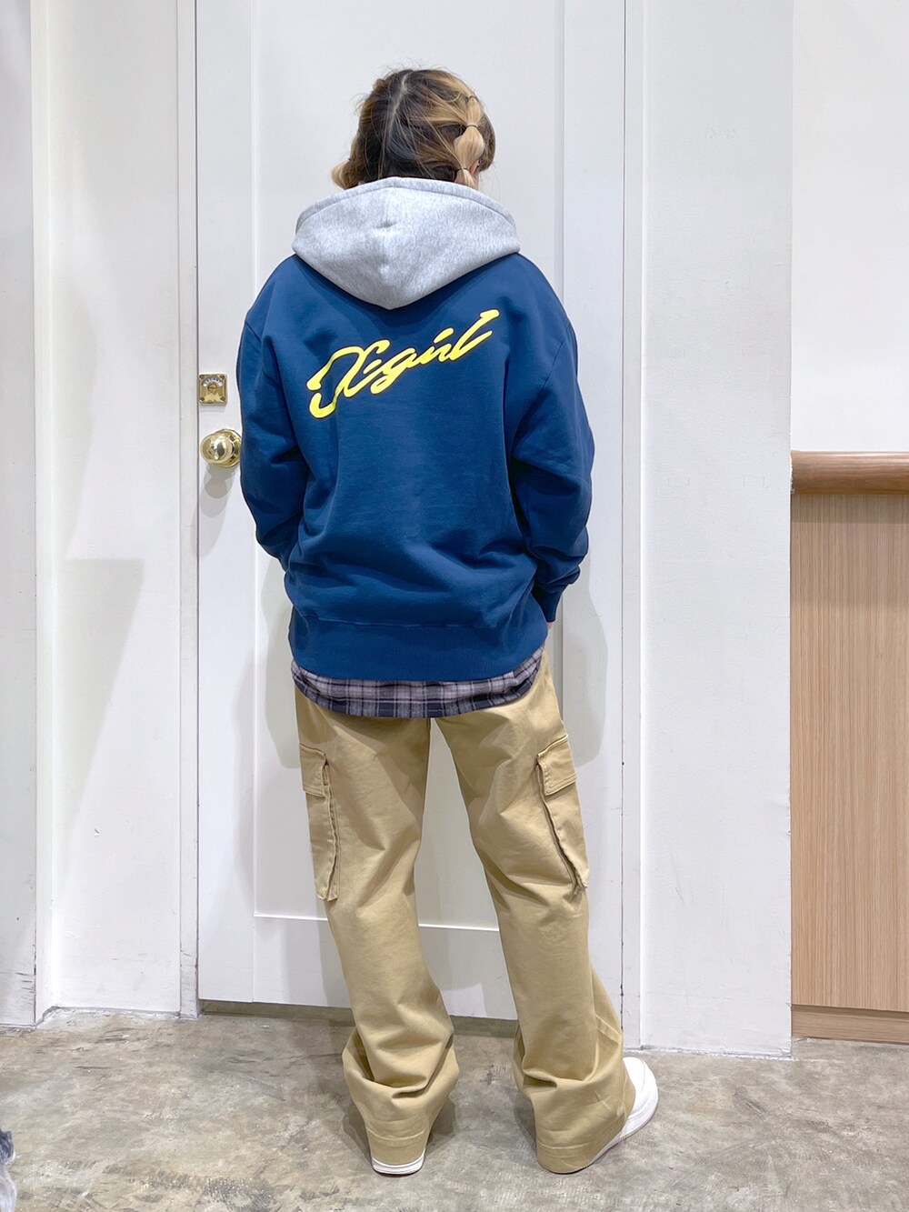 ブルー系のスウェット、ブラック系のシャツ/ブラウス、ベージュ系のカーゴパンツを着用したレディースの冬コーディネートの4枚目の写真